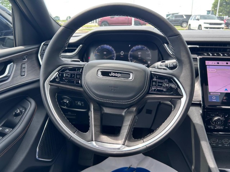 Jeep Grand Cherokee L Vehicle Full-screen Gallery Image 14