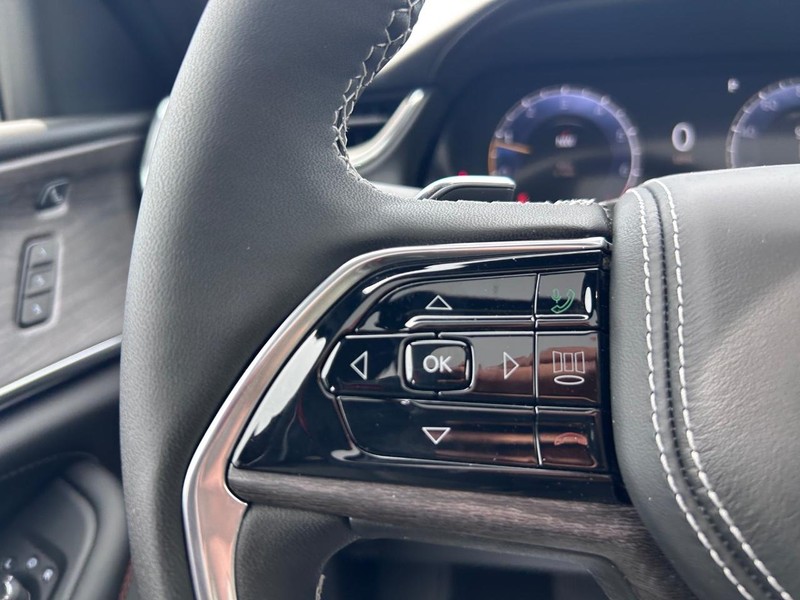 Jeep Grand Cherokee L Vehicle Full-screen Gallery Image 15