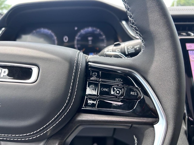 Jeep Grand Cherokee L Vehicle Full-screen Gallery Image 16