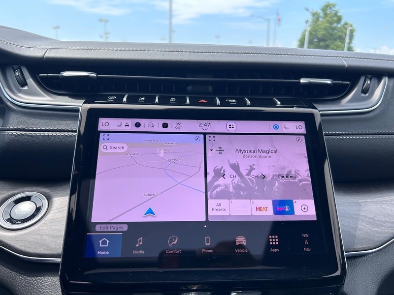 Jeep Grand Cherokee L Vehicle Full-screen Gallery Image 17