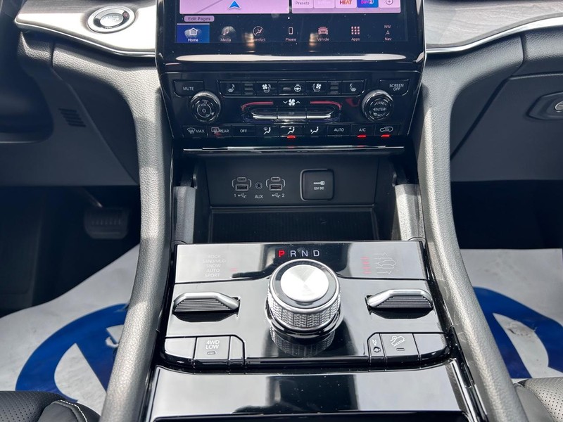 Jeep Grand Cherokee L Vehicle Full-screen Gallery Image 19