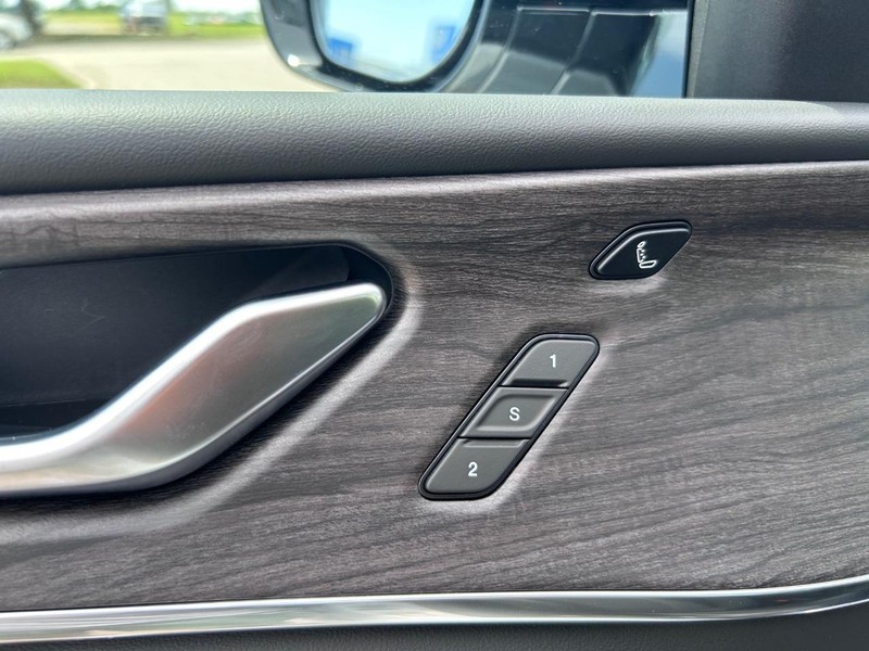 Jeep Grand Cherokee L Vehicle Full-screen Gallery Image 22