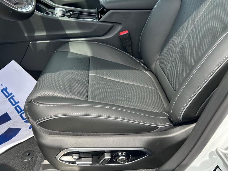 Jeep Grand Cherokee L Vehicle Full-screen Gallery Image 23