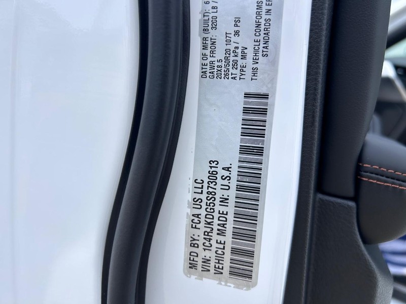 Jeep Grand Cherokee L Vehicle Full-screen Gallery Image 25