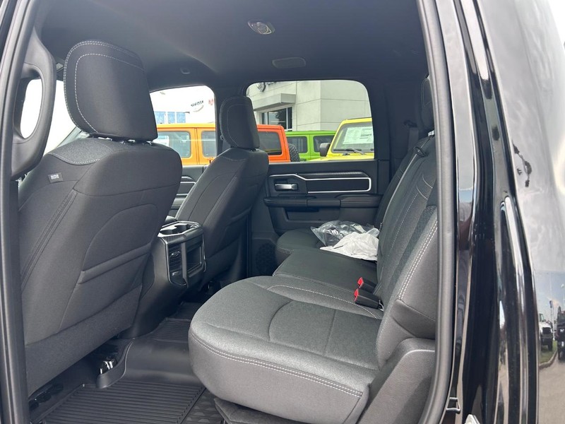 Ram 2500 Vehicle Full-screen Gallery Image 8