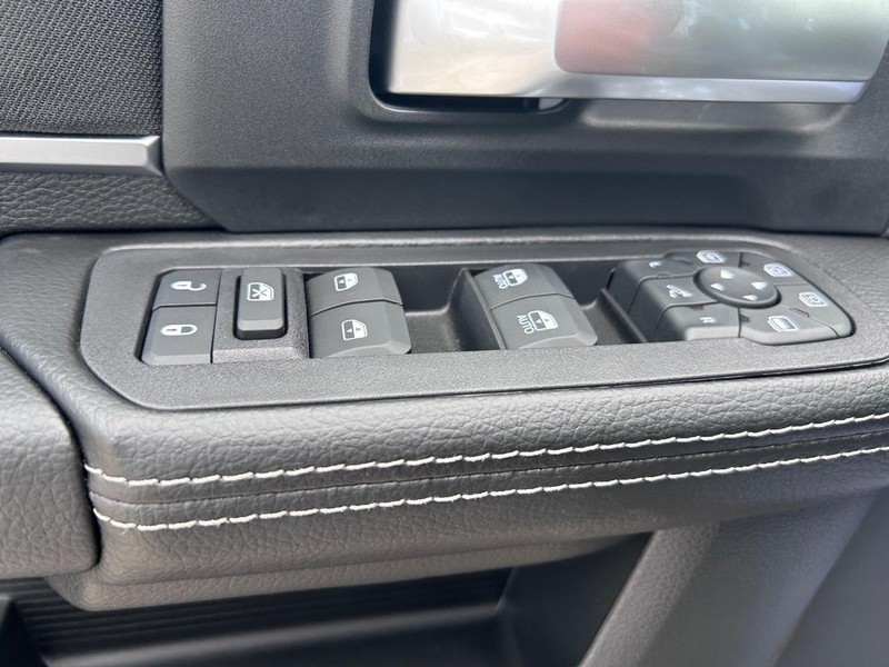 Ram 2500 Vehicle Full-screen Gallery Image 16