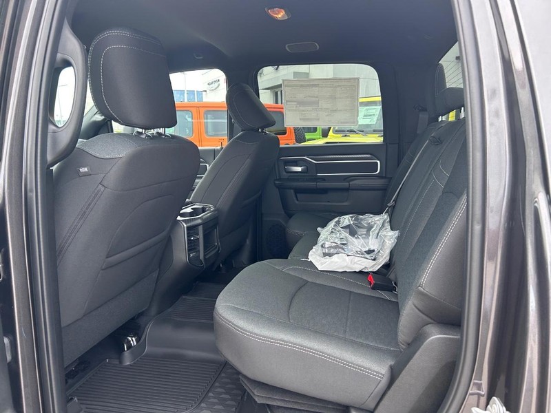 Ram 2500 Vehicle Full-screen Gallery Image 8