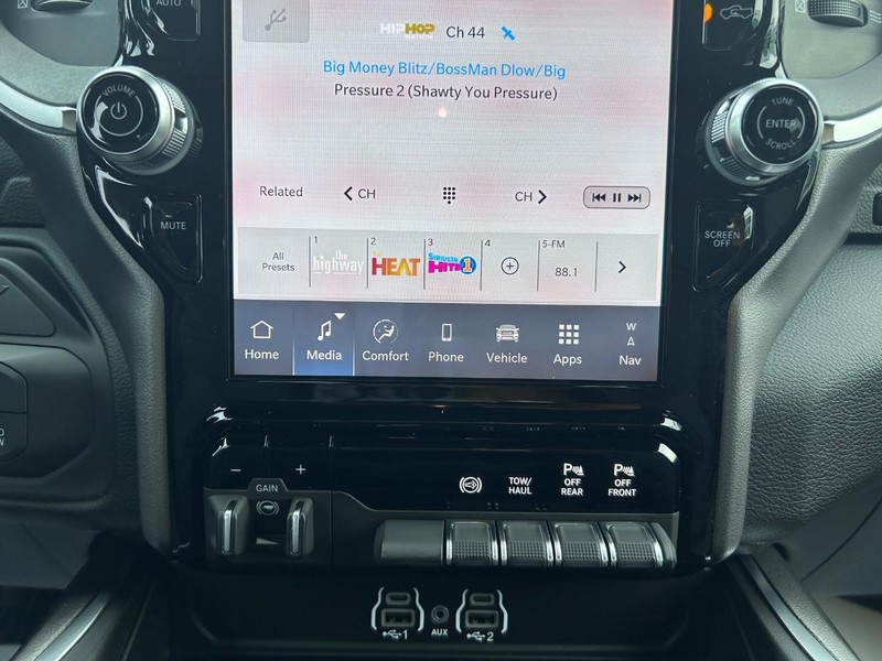 Ram 2500 Vehicle Full-screen Gallery Image 14