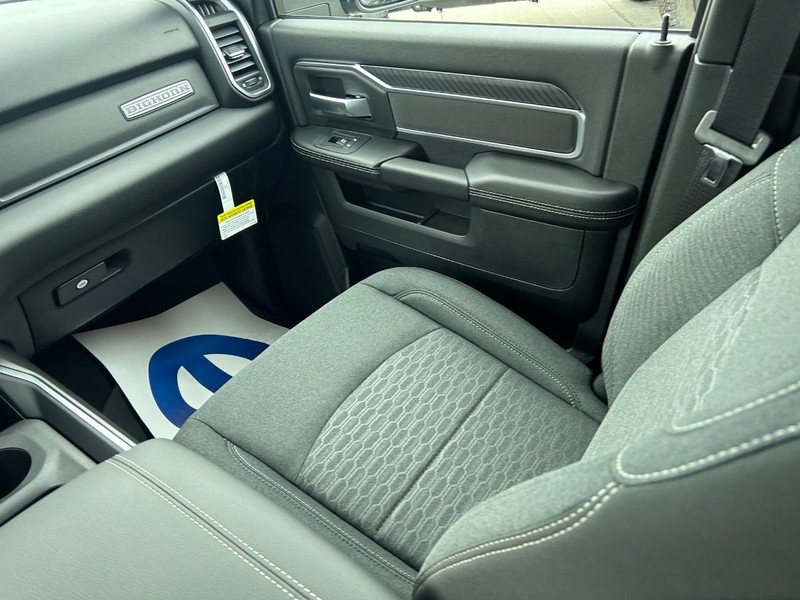 Ram 2500 Vehicle Full-screen Gallery Image 15