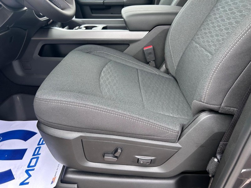 Ram 2500 Vehicle Full-screen Gallery Image 17