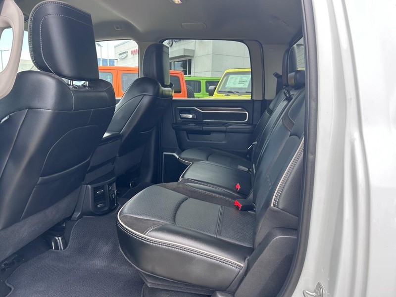 Ram 2500 Vehicle Full-screen Gallery Image 8