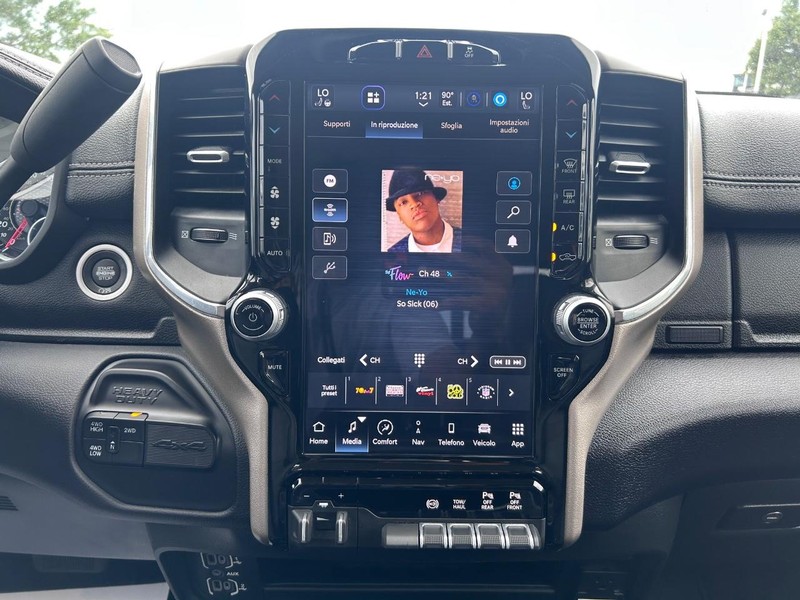 Ram 2500 Vehicle Full-screen Gallery Image 13