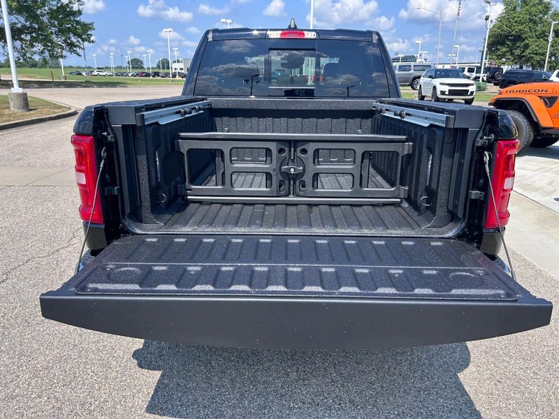 Ram 1500 Vehicle Full-screen Gallery Image 6