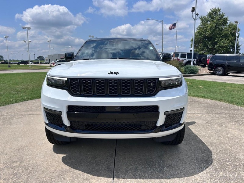 Jeep Grand Cherokee L Vehicle Full-screen Gallery Image 2