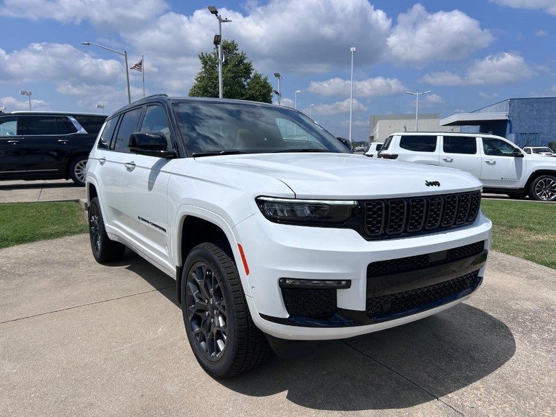 Jeep Grand Cherokee L Vehicle Full-screen Gallery Image 3