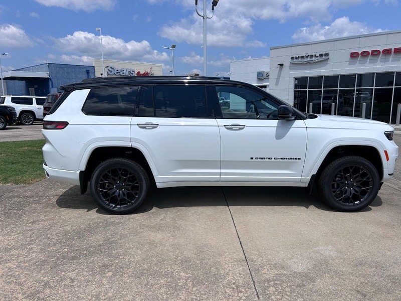 Jeep Grand Cherokee L Vehicle Full-screen Gallery Image 4