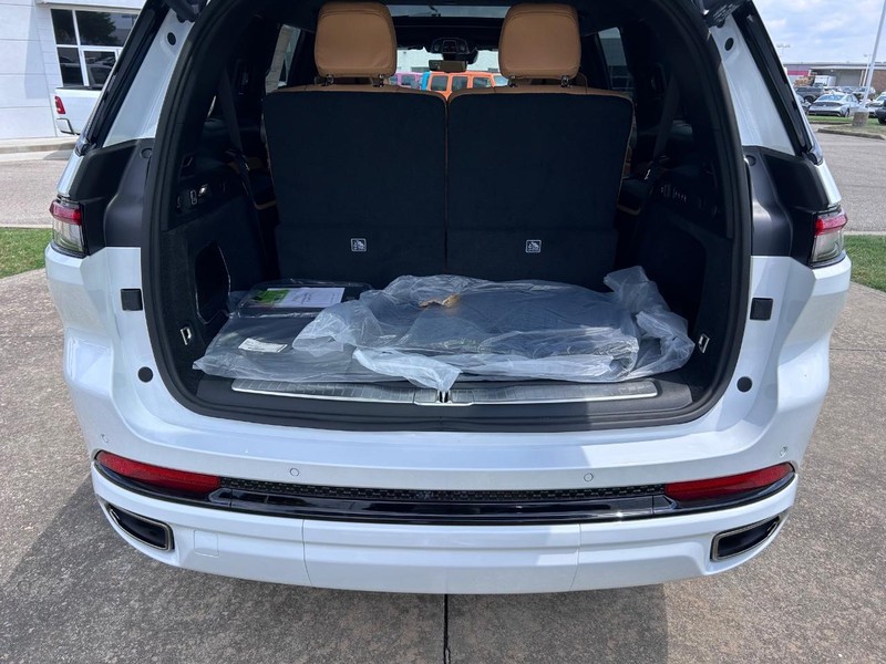 Jeep Grand Cherokee L Vehicle Full-screen Gallery Image 7