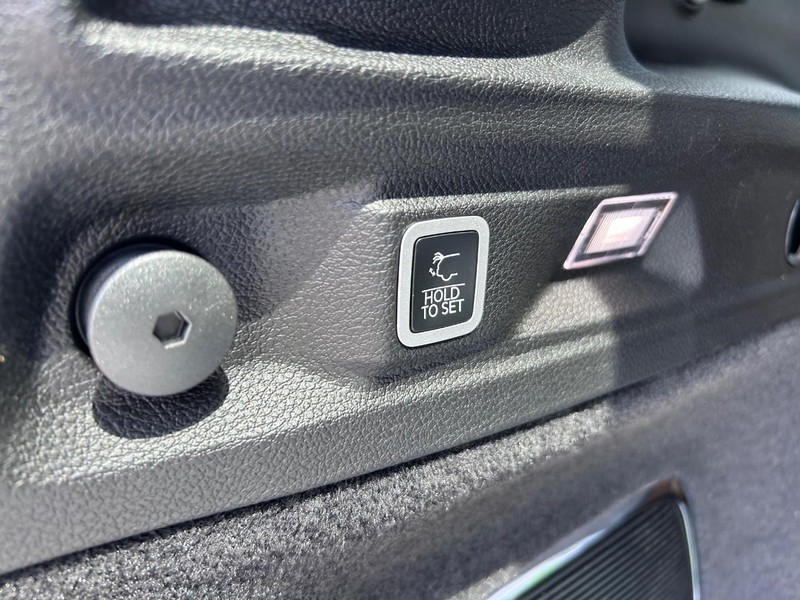 Jeep Grand Cherokee L Vehicle Full-screen Gallery Image 8