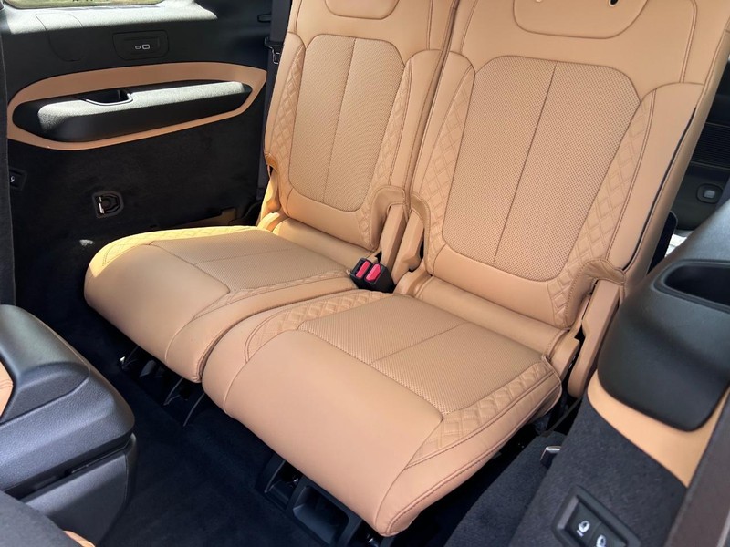 Jeep Grand Cherokee L Vehicle Full-screen Gallery Image 10