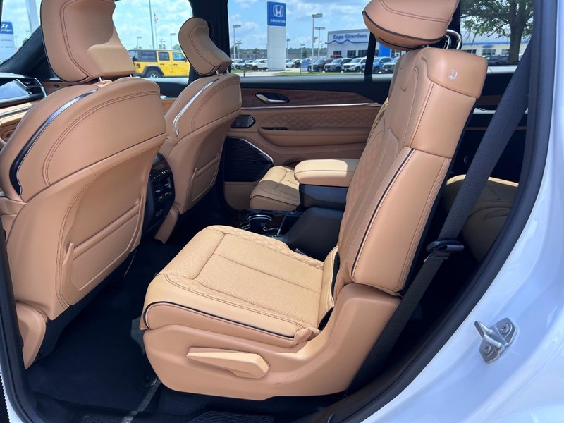 Jeep Grand Cherokee L Vehicle Full-screen Gallery Image 11