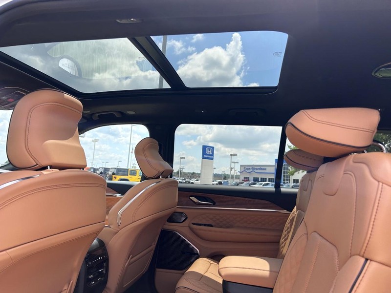 Jeep Grand Cherokee L Vehicle Full-screen Gallery Image 12