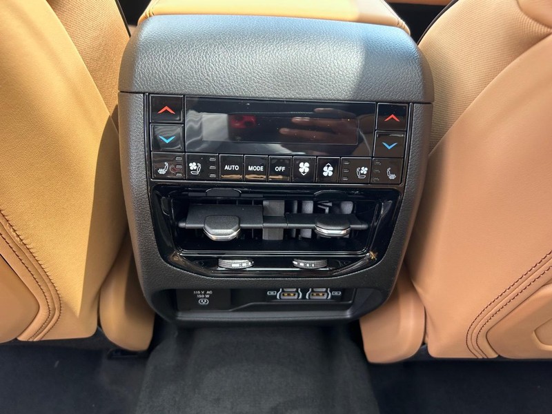 Jeep Grand Cherokee L Vehicle Full-screen Gallery Image 13