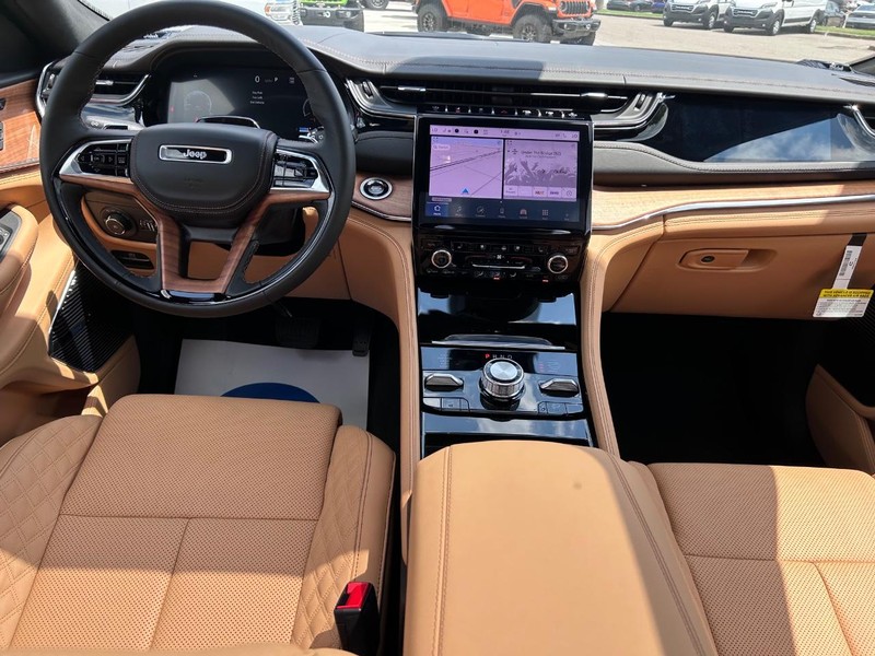 Jeep Grand Cherokee L Vehicle Full-screen Gallery Image 14