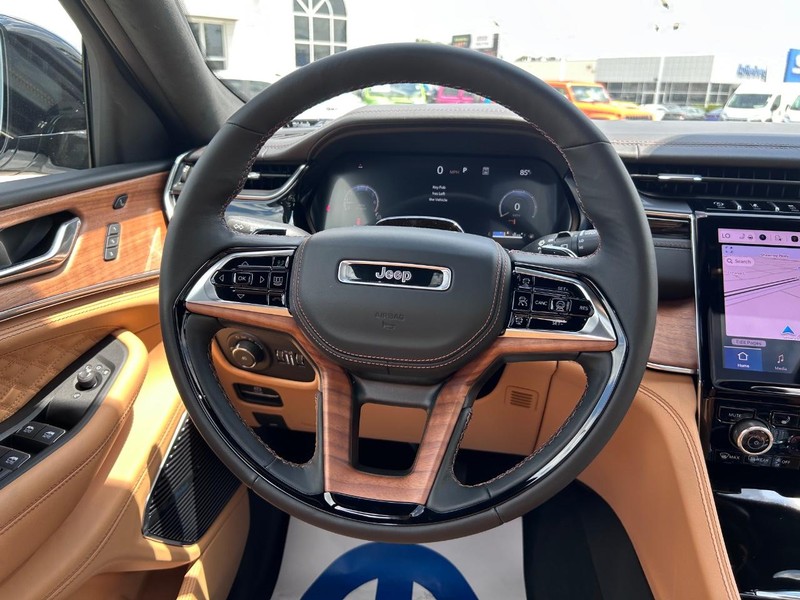 Jeep Grand Cherokee L Vehicle Full-screen Gallery Image 15