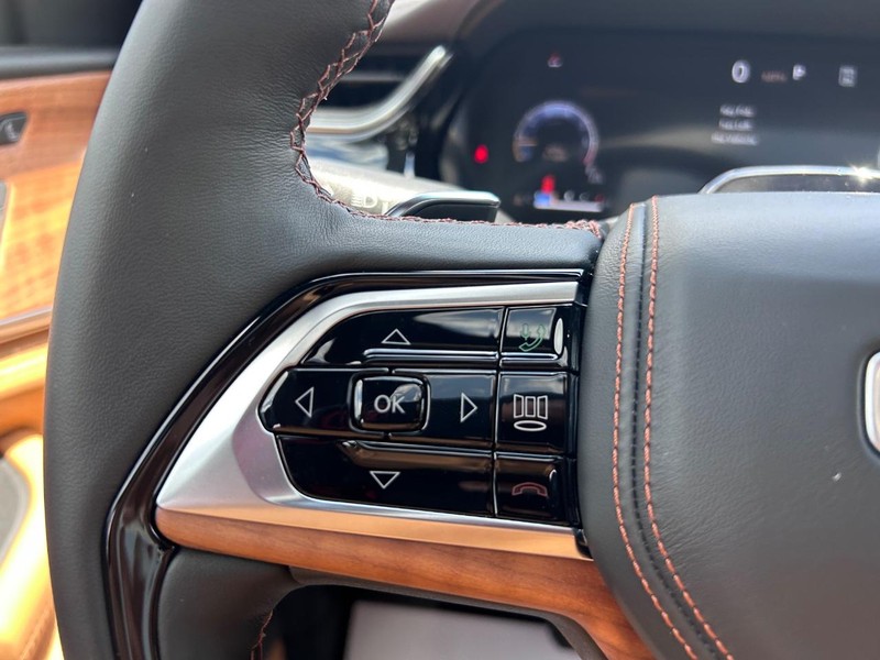 Jeep Grand Cherokee L Vehicle Full-screen Gallery Image 16