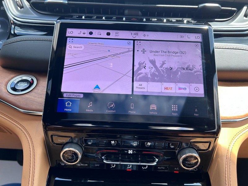 Jeep Grand Cherokee L Vehicle Full-screen Gallery Image 18