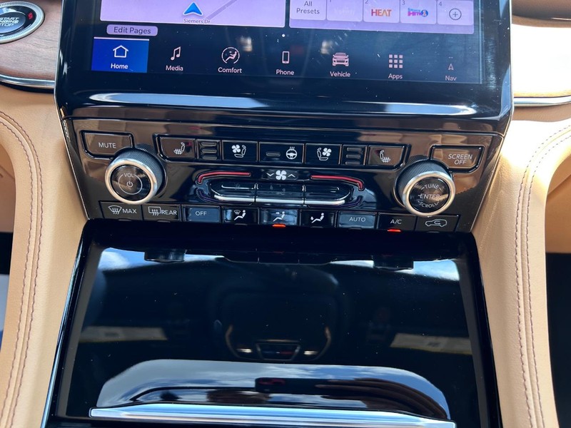 Jeep Grand Cherokee L Vehicle Full-screen Gallery Image 19