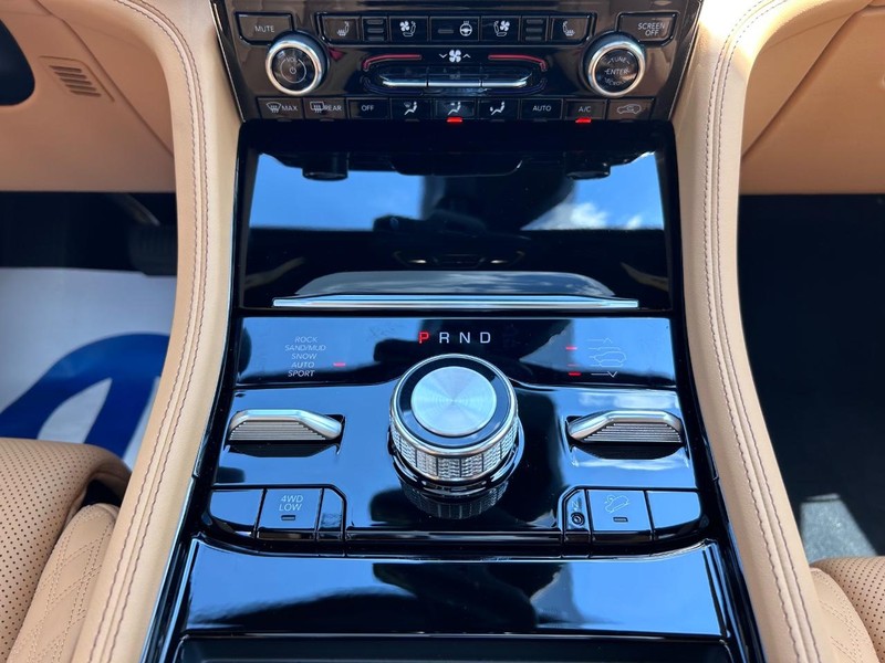 Jeep Grand Cherokee L Vehicle Full-screen Gallery Image 20