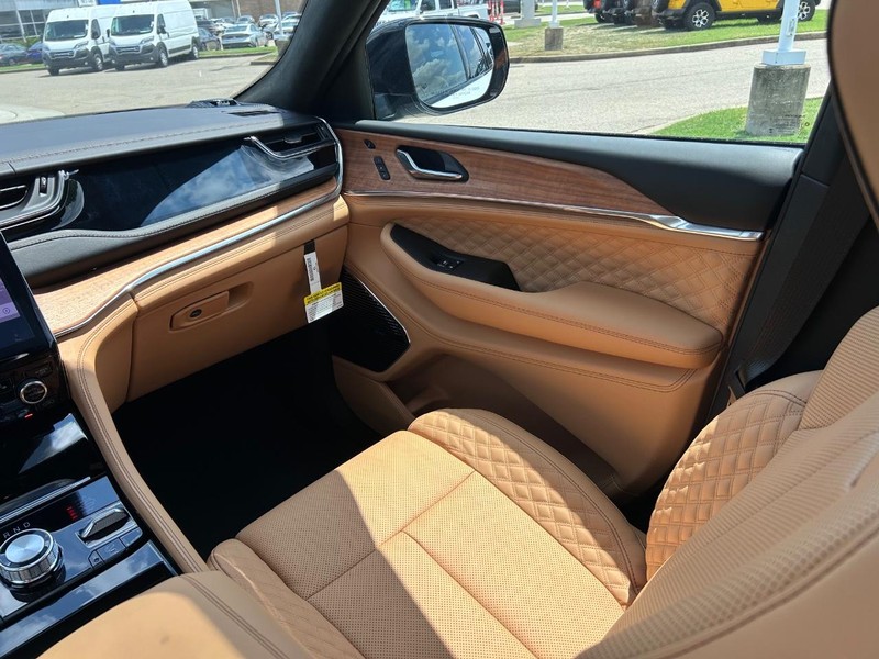 Jeep Grand Cherokee L Vehicle Full-screen Gallery Image 21