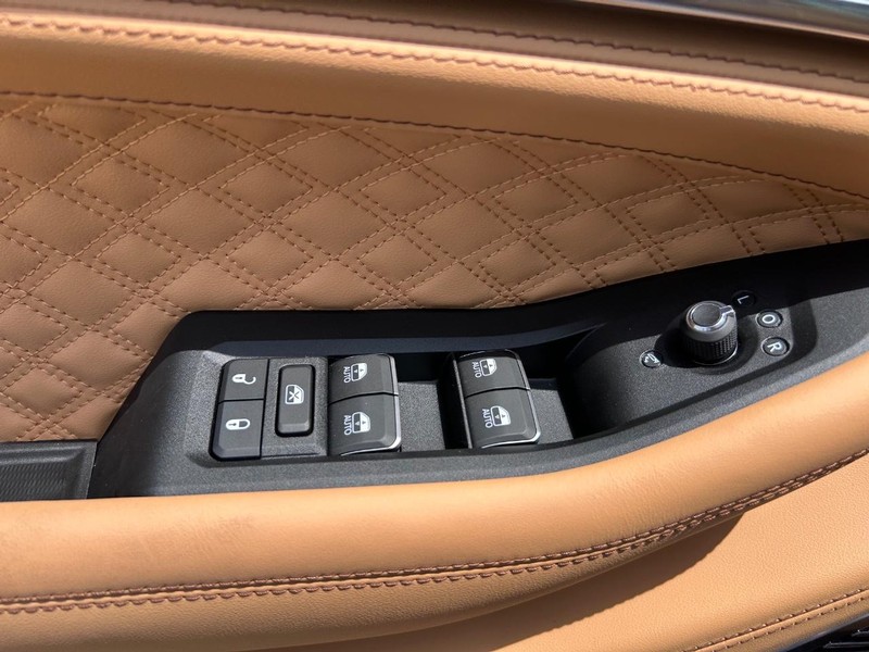 Jeep Grand Cherokee L Vehicle Full-screen Gallery Image 22