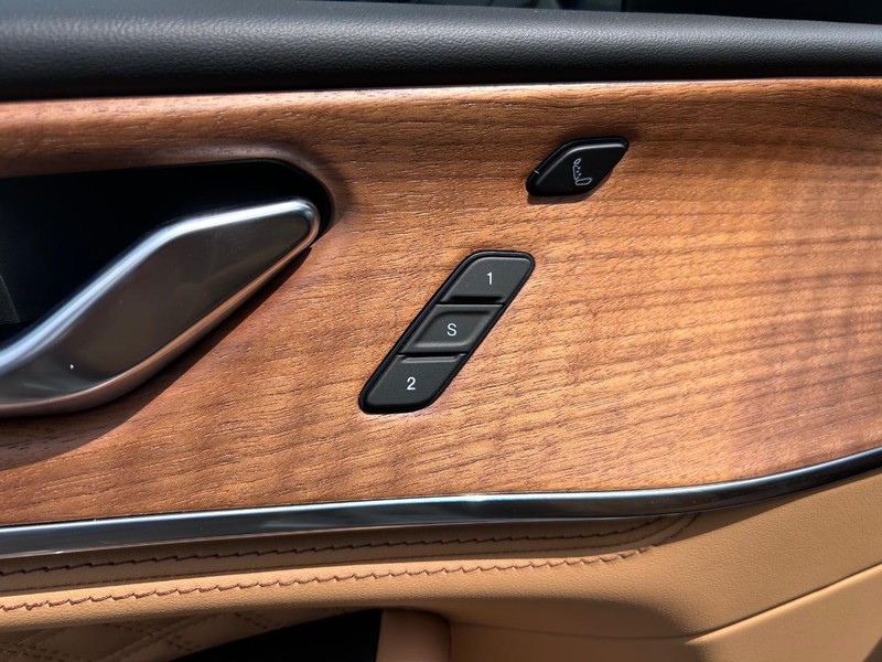 Jeep Grand Cherokee L Vehicle Full-screen Gallery Image 23