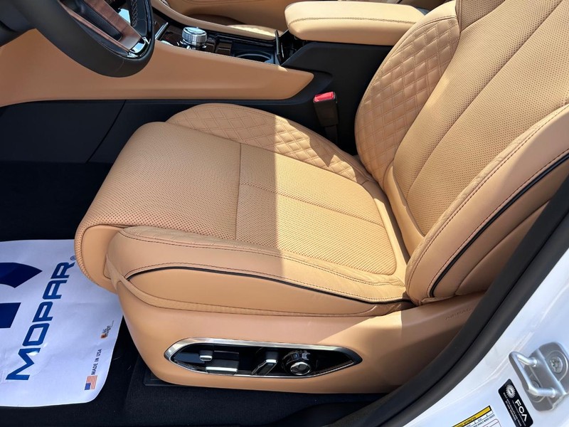 Jeep Grand Cherokee L Vehicle Full-screen Gallery Image 24