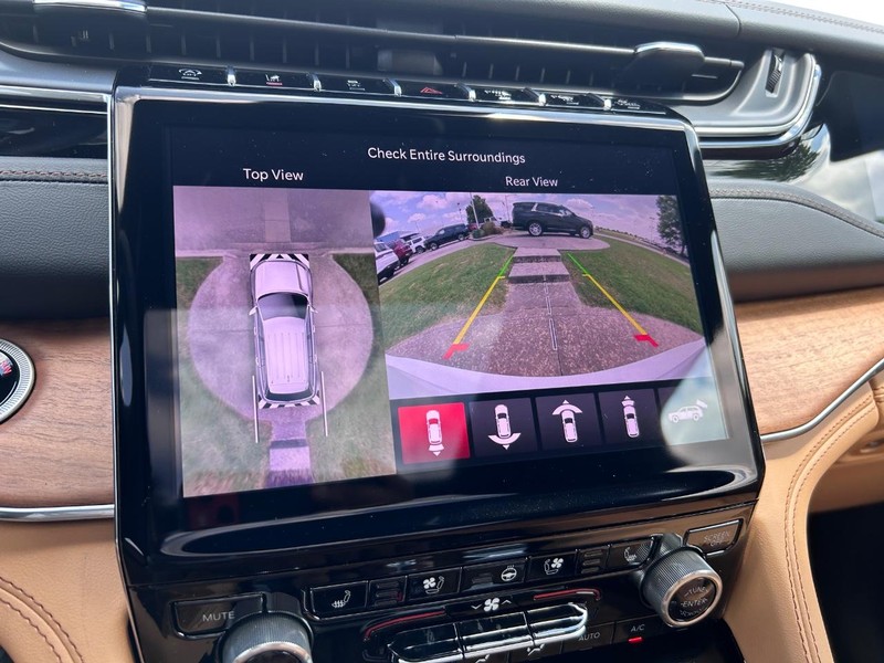 Jeep Grand Cherokee L Vehicle Full-screen Gallery Image 26