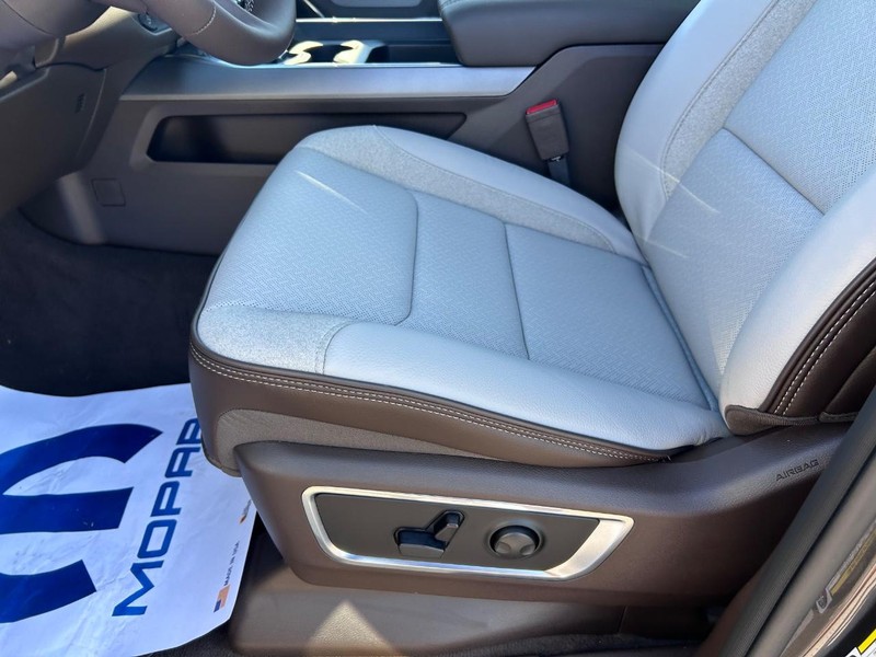 Ram 1500 Vehicle Full-screen Gallery Image 22