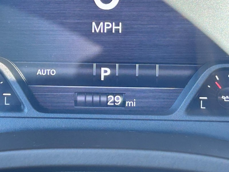 Ram 1500 Vehicle Full-screen Gallery Image 23