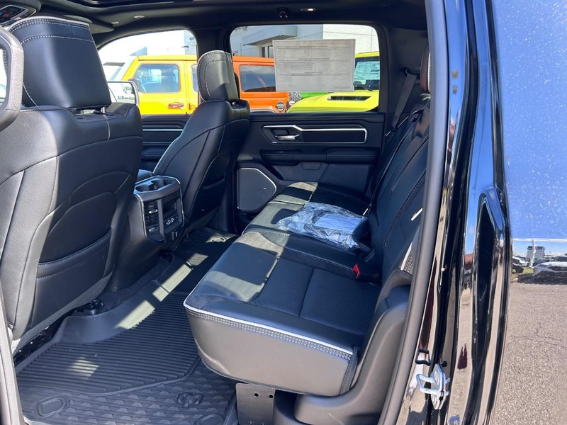 Ram 1500 Vehicle Full-screen Gallery Image 8