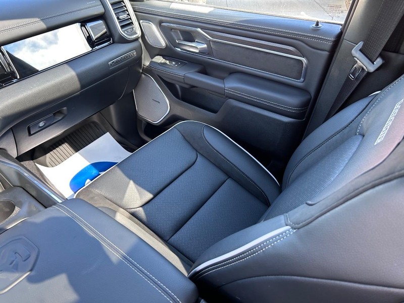 Ram 1500 Vehicle Full-screen Gallery Image 18