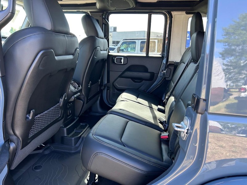 Jeep Wrangler Vehicle Full-screen Gallery Image 9