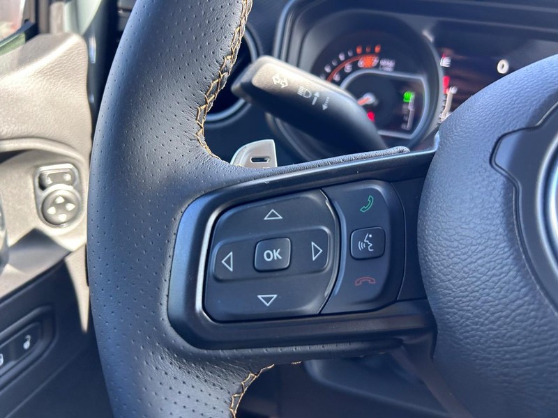 Jeep Wrangler Vehicle Full-screen Gallery Image 12