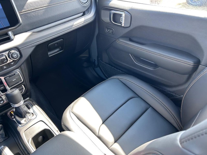 Jeep Wrangler Vehicle Full-screen Gallery Image 17