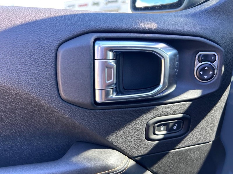 Jeep Wrangler Vehicle Full-screen Gallery Image 18