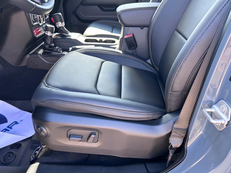 Jeep Wrangler Vehicle Full-screen Gallery Image 19