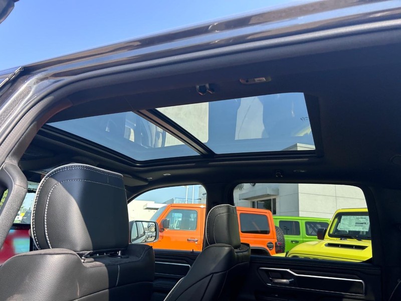 Ram 1500 Vehicle Full-screen Gallery Image 9