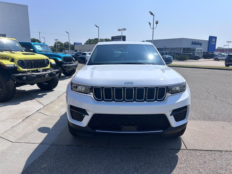 Jeep Grand Cherokee Vehicle Full-screen Gallery Image 2