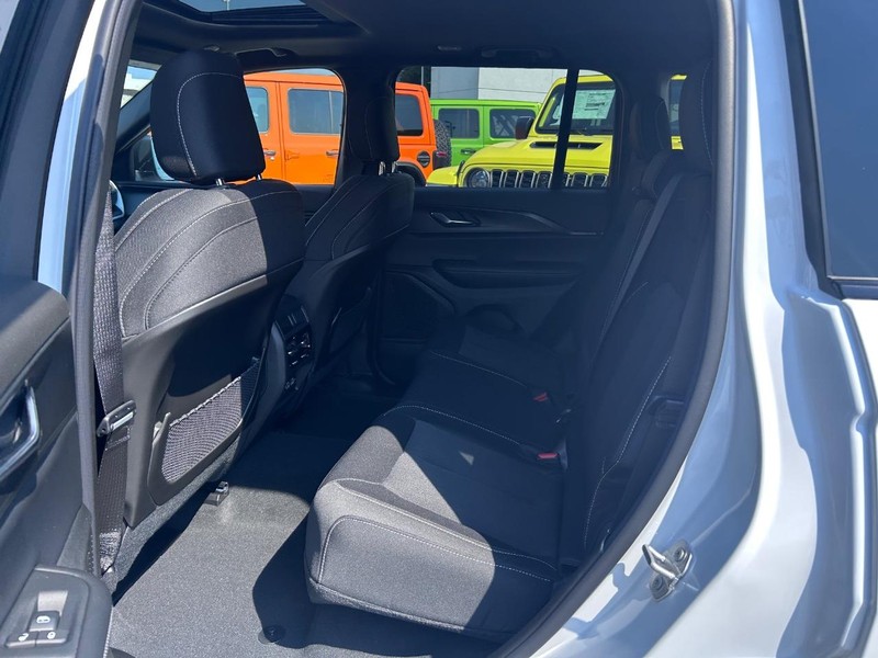 Jeep Grand Cherokee Vehicle Full-screen Gallery Image 9