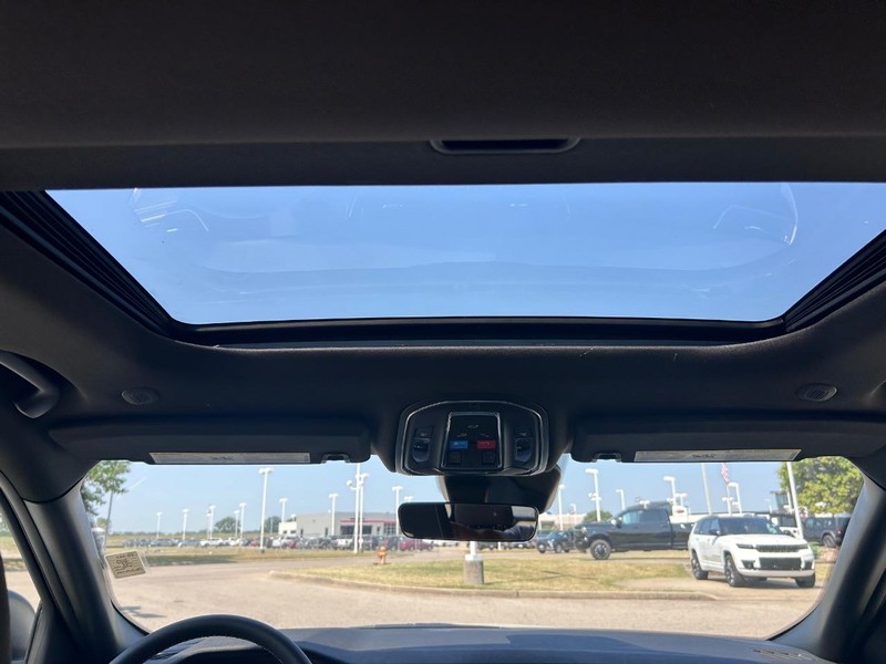 Jeep Grand Cherokee Vehicle Full-screen Gallery Image 10